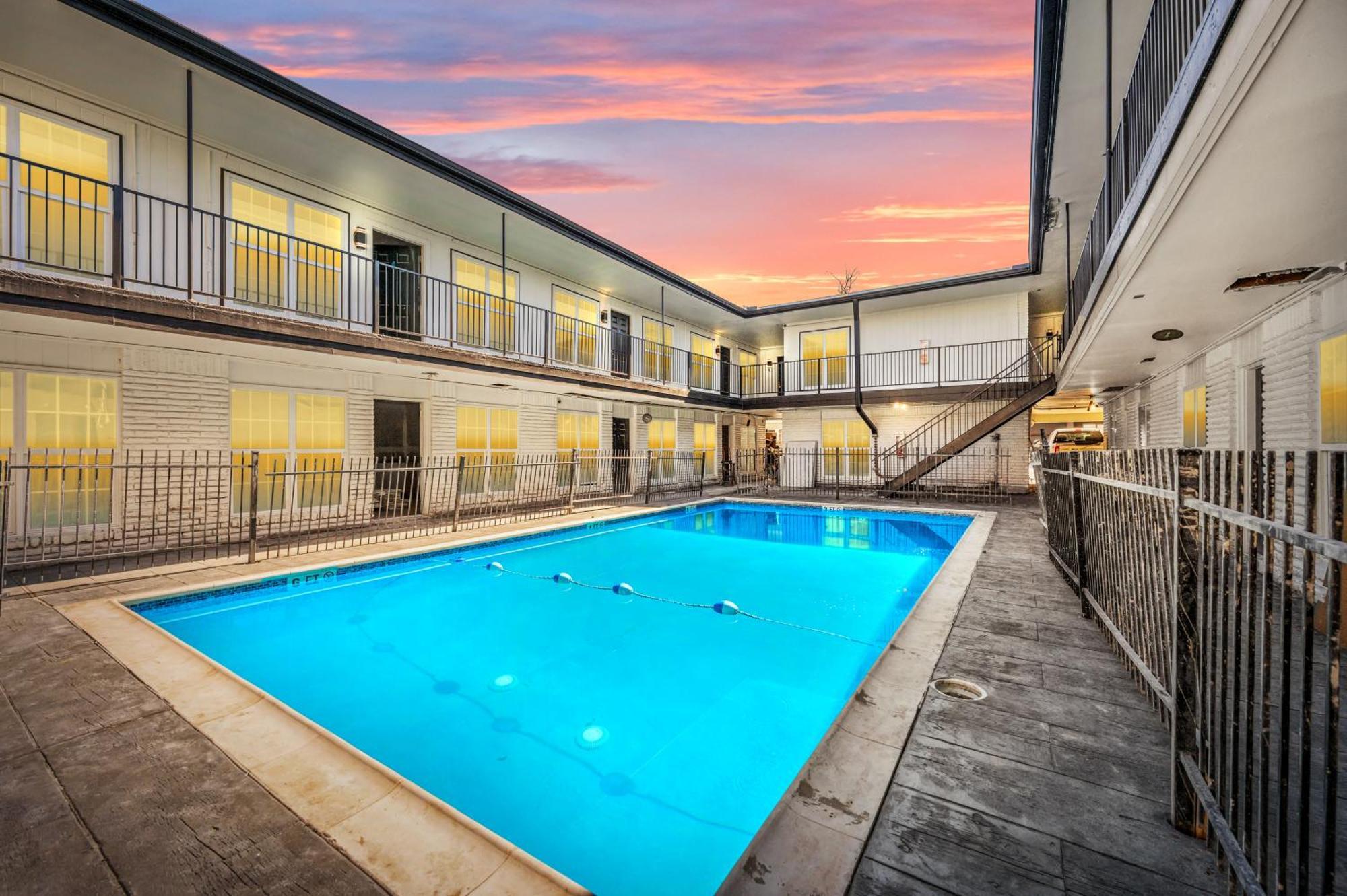 Comfortable 2br In Vibrant Heights Apartment *