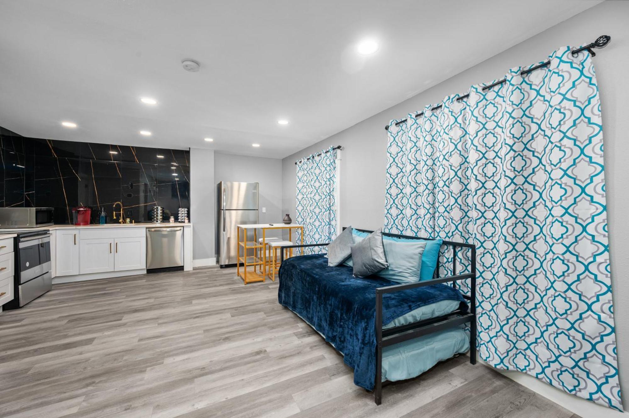 Comfortable 2br In Vibrant Heights Apartment Houston