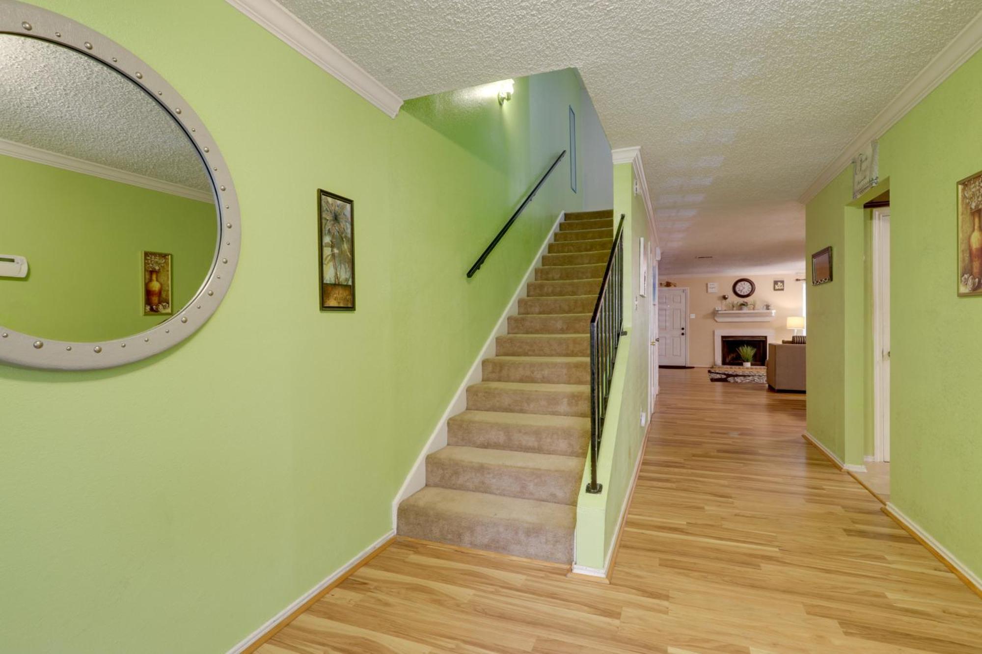 Townhome With Patio 4 Mi To Airport Holiday home