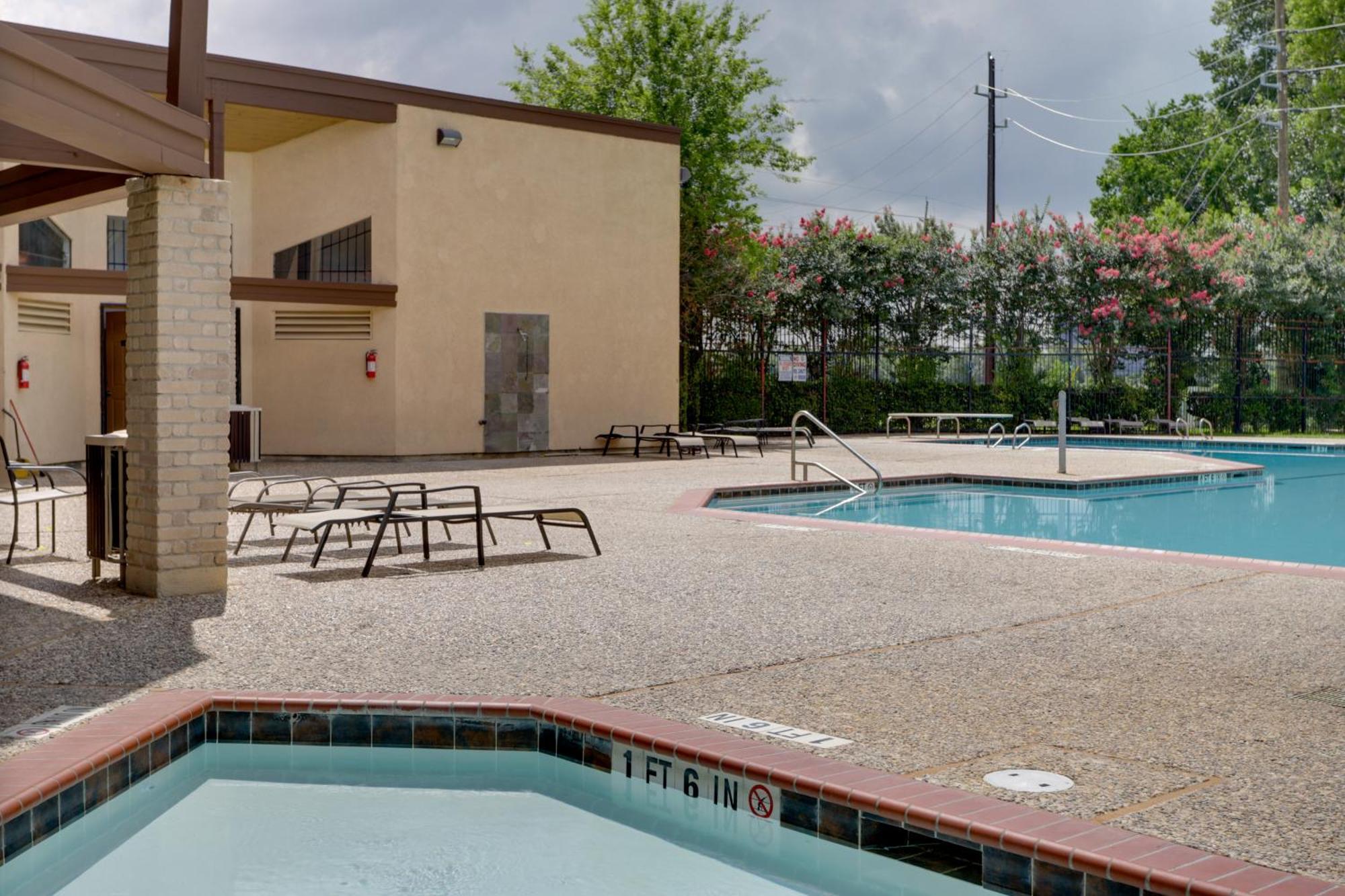 Townhome With Patio 4 Mi To Airport Holiday home *