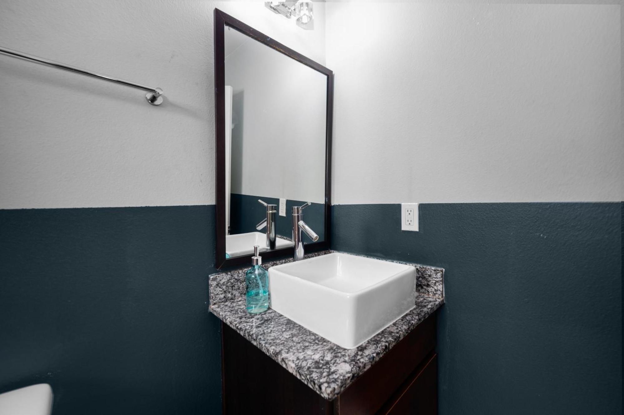 Modern Quirky Apt Near Nrg Stadium & Medical Center Houston