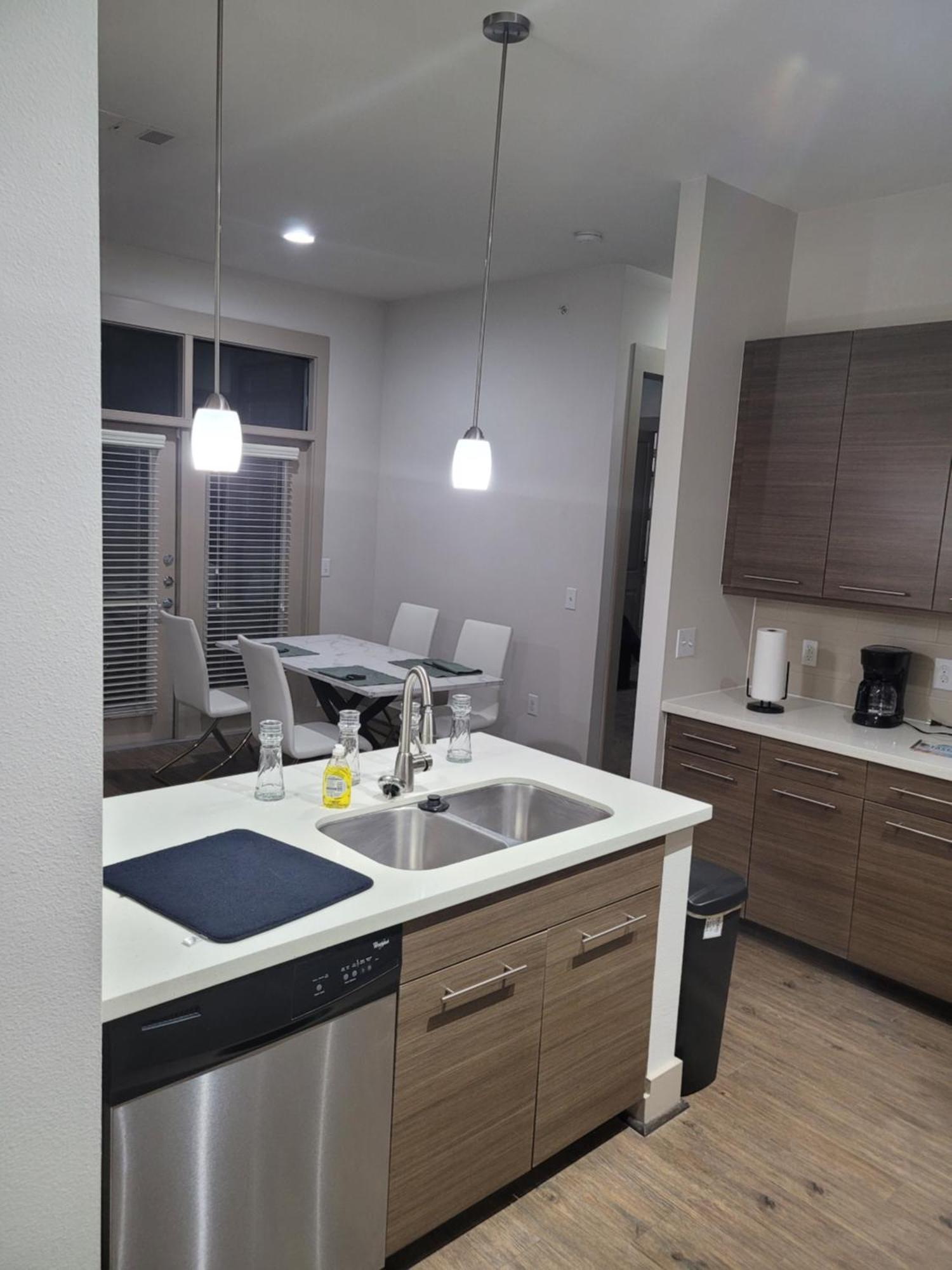 Apartment A Downright Downtown Delite *