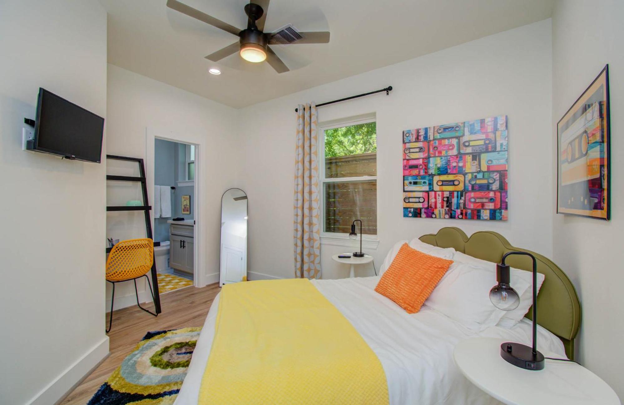 3bd-rooftop Movie Theater-bbq-retro Music Theme-downtown 8mins