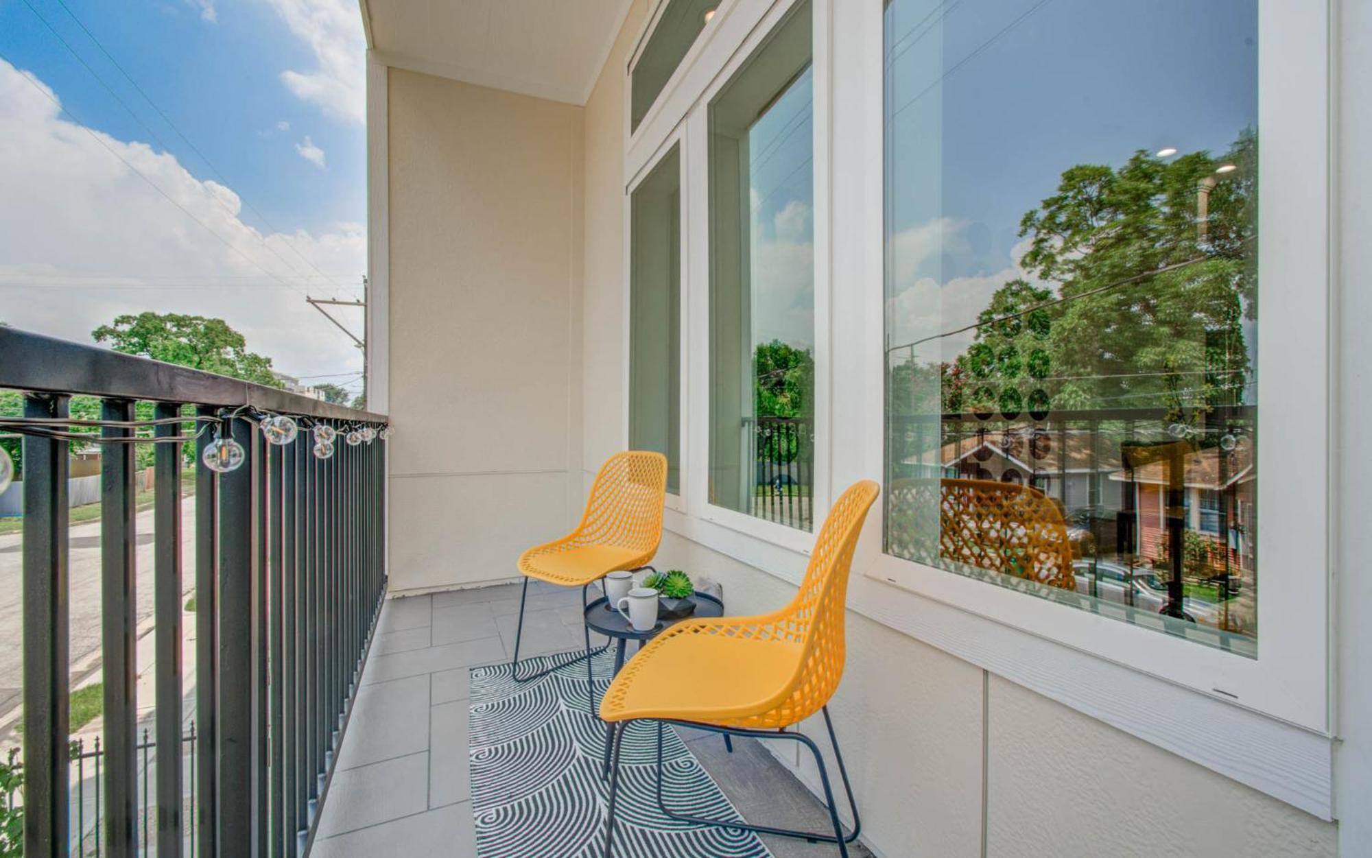 3bd-rooftop Movie Theater-bbq-retro Music Theme-downtown 8mins *