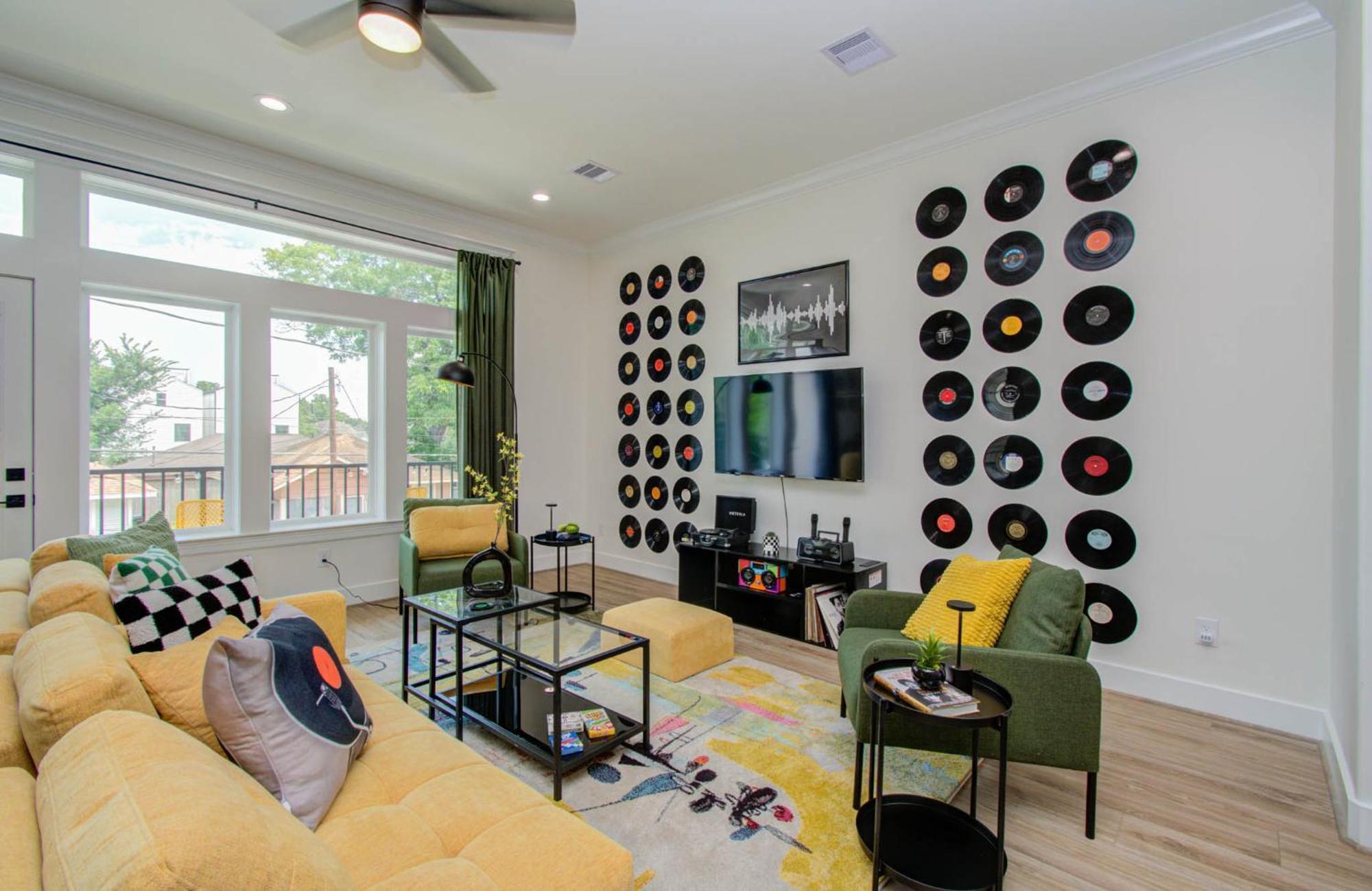 3bd-rooftop Movie Theater-bbq-retro Music Theme-downtown 8mins *