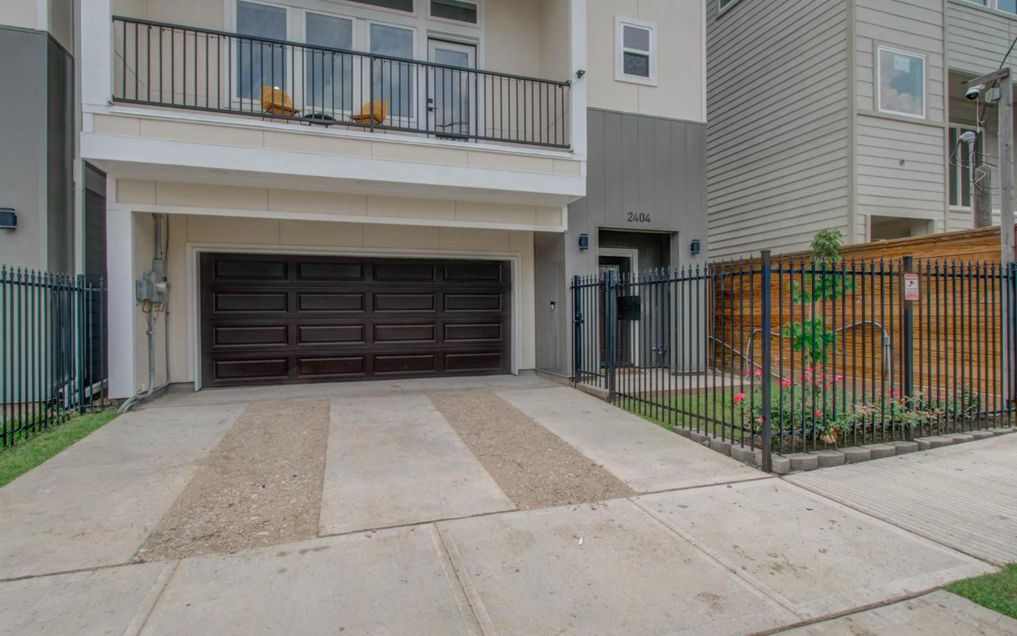 3bd-rooftop Movie Theater-bbq-retro Music Theme-downtown 8mins Houston