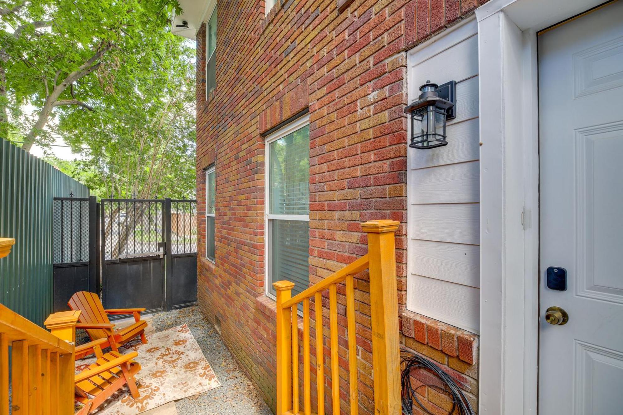 Apartment With Furnished Patio! *