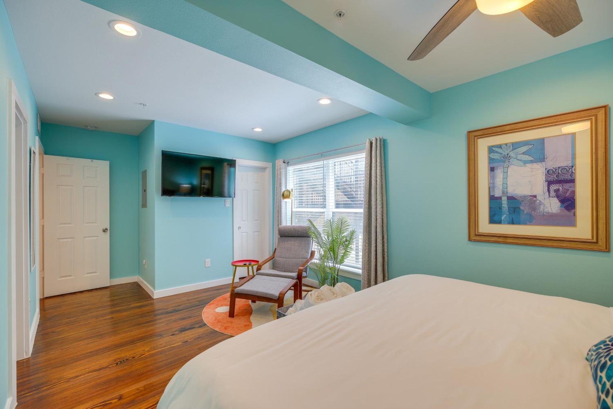 Apartment With Furnished Patio!