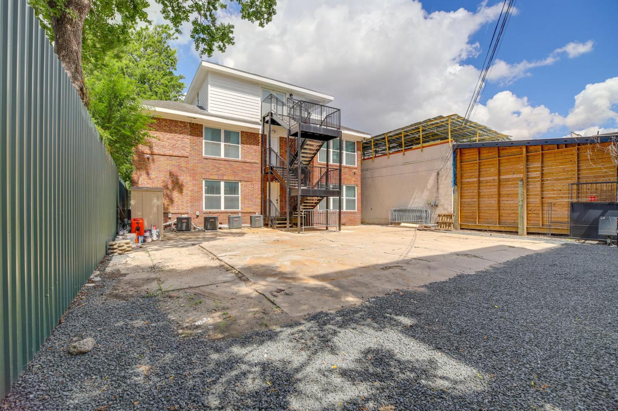 With Furnished Patio! Apartment *