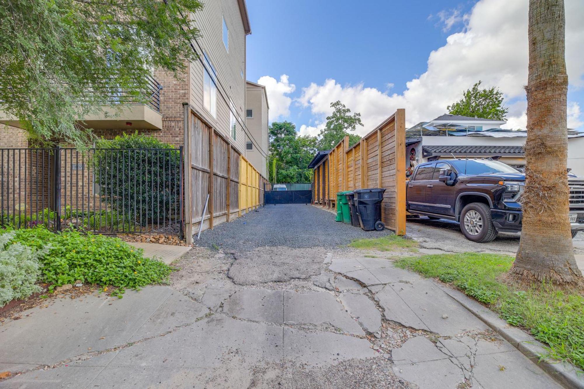 Apartment With Furnished Patio! Houston