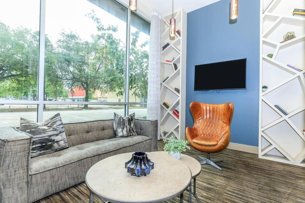 Apt In The Heart Of Dtwn Hou Free Parking Apartment