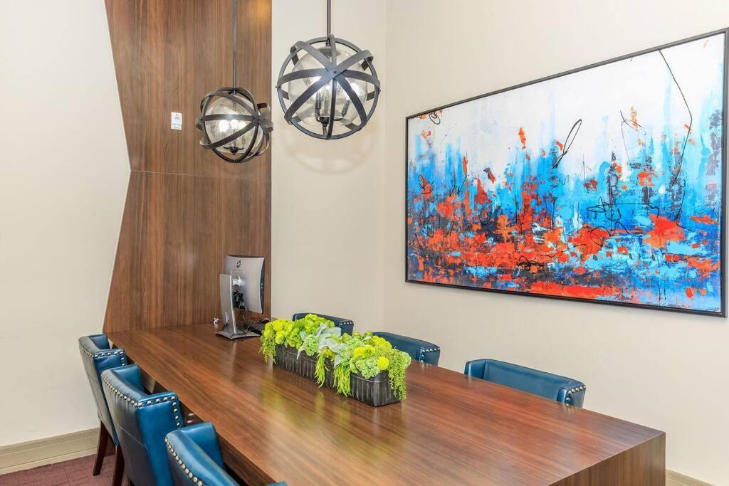 Apt In The Heart Of Dtwn Hou Free Parking Apartment Houston