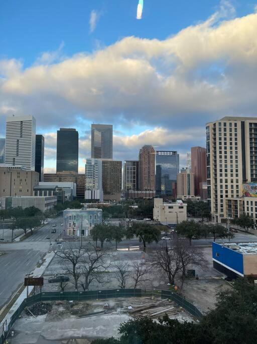 Apt In The Heart Of Dtwn Hou Free Parking *