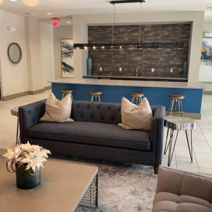 Apt In The Heart Of Dtwn Hou Free Parking Apartment Houston