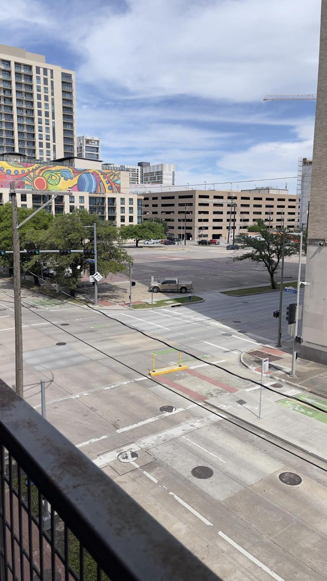 Apt In The Heart Of Dtwn Hou Free Parking