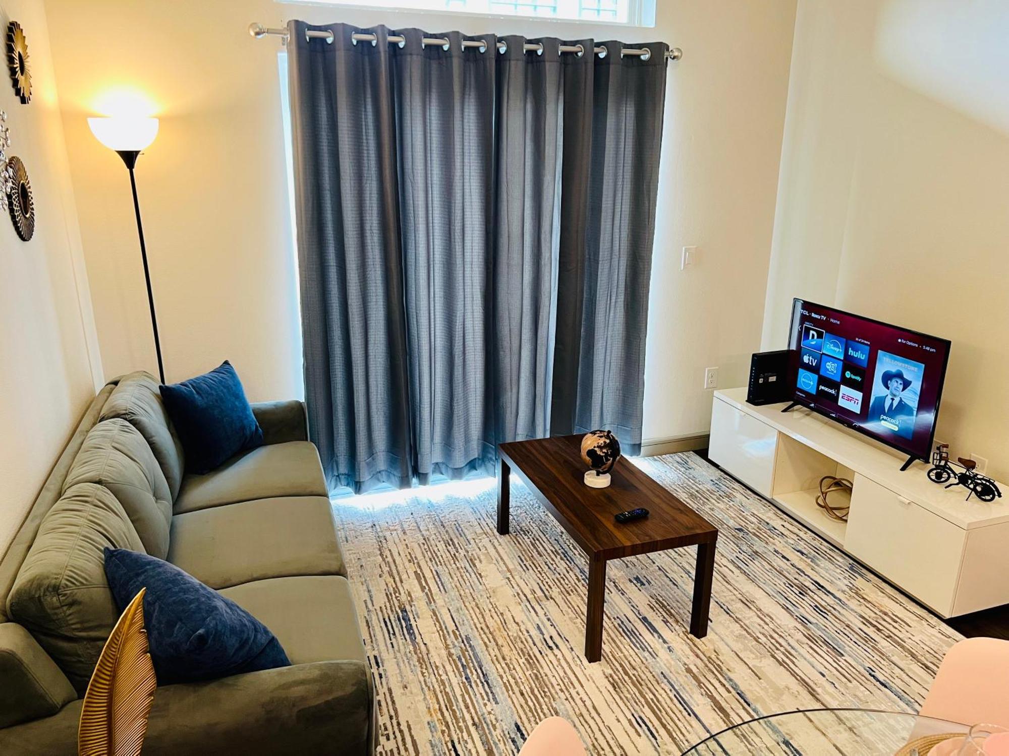 Downtown Apart 1 Bed 1 Bath Free Parking Apartment *