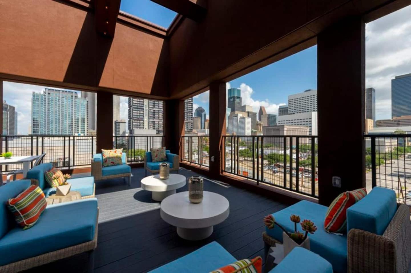 Downtown Apart 1 Bed 1 Bath Free Parking Apartment *