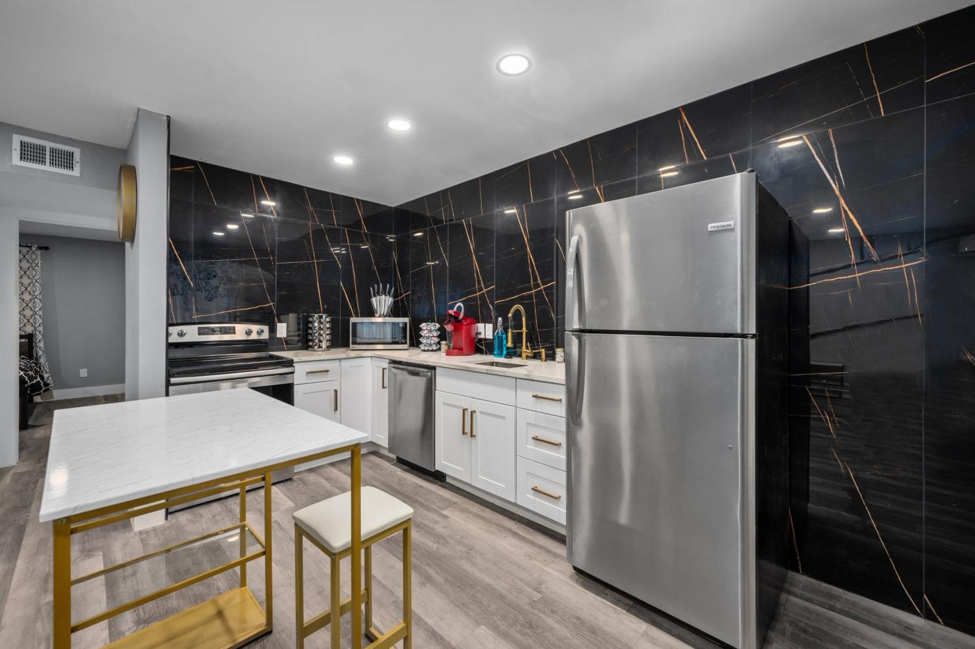 Charming 1br Heights With Pool And Free Park Houston