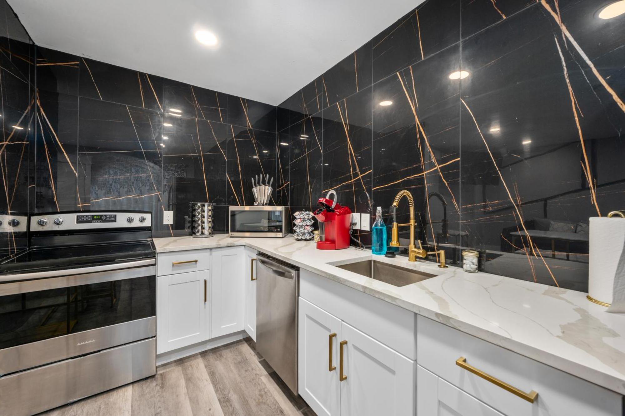 Charming 1br Heights With Pool And Free Park