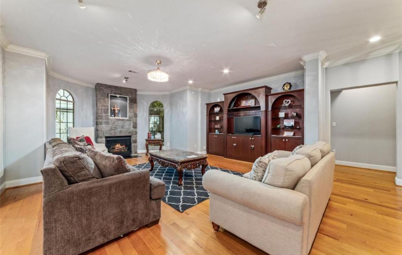 Luxuria Mini-mansion Near Downtown Holiday home *