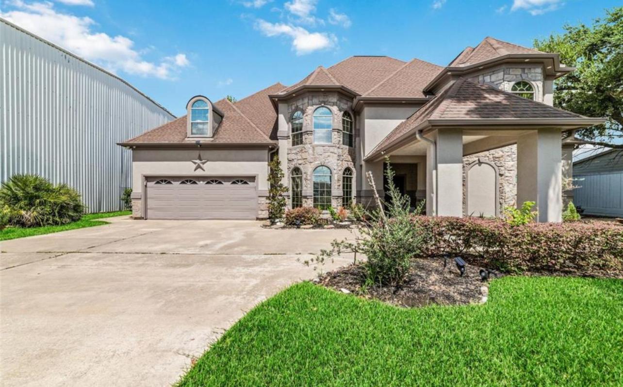 Luxuria Mini-mansion Near Downtown Holiday home