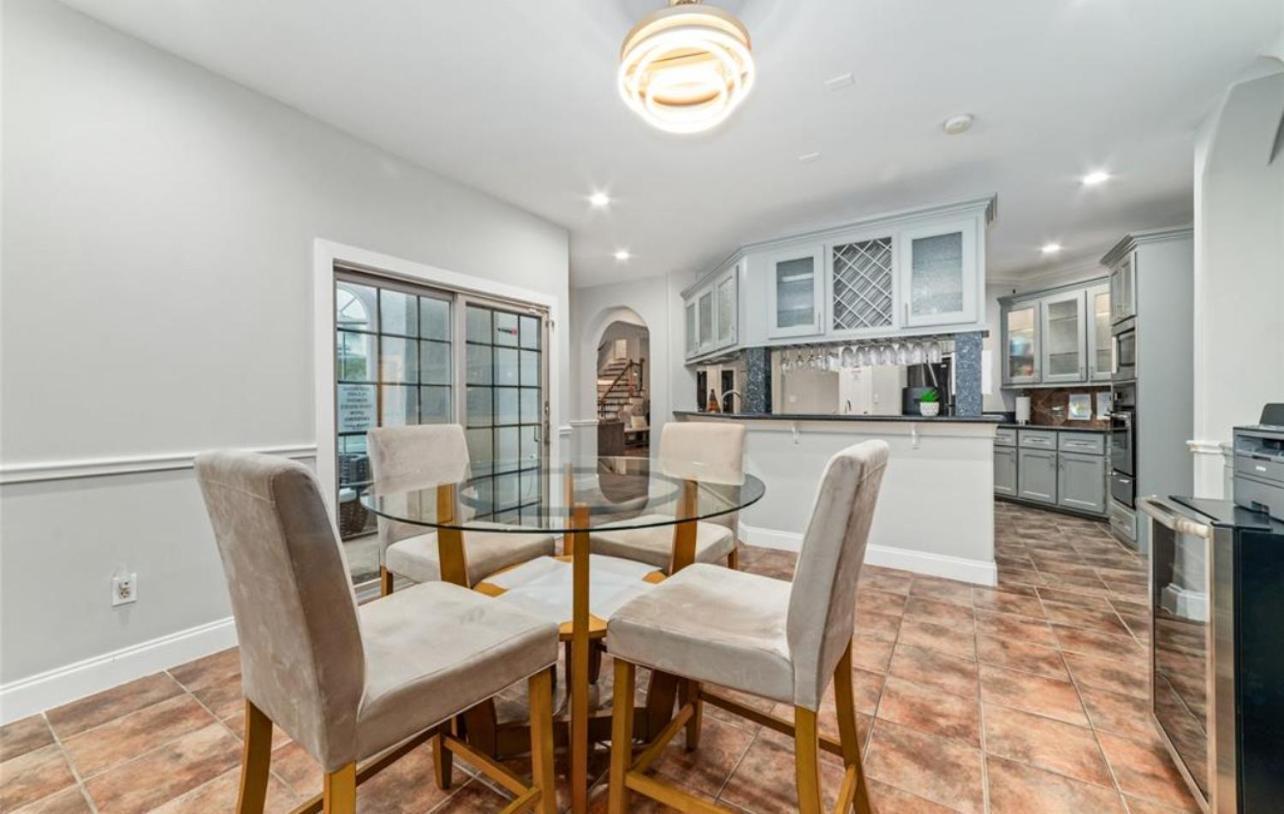 Luxuria Mini-mansion Near Downtown *