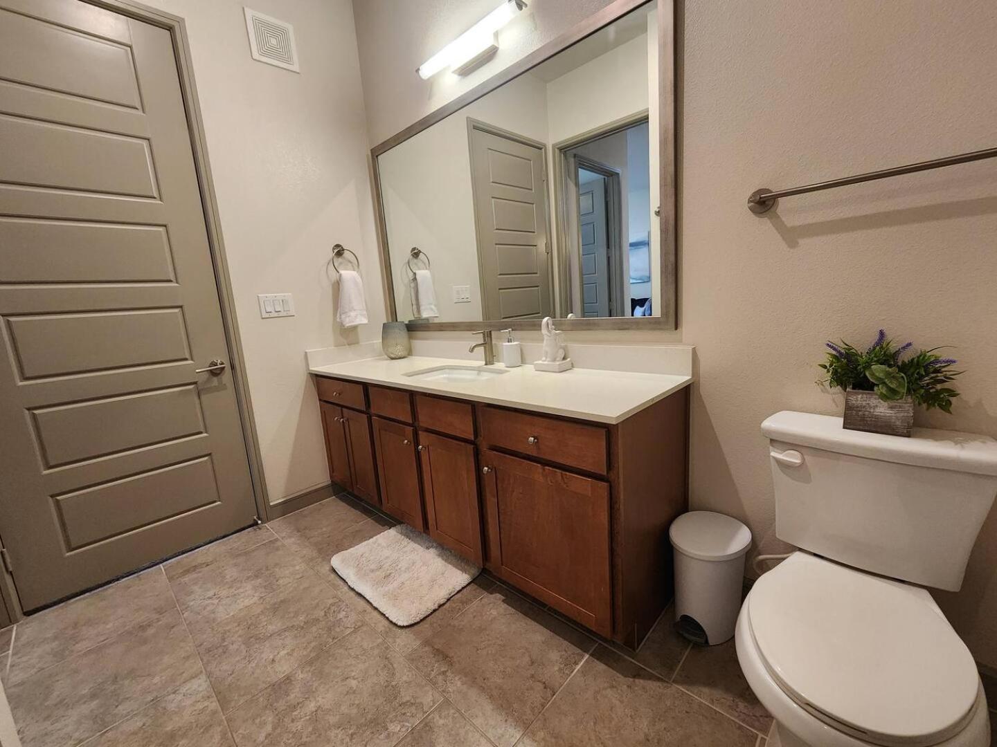 Elite Downtown Poolside Oasis Apartment *