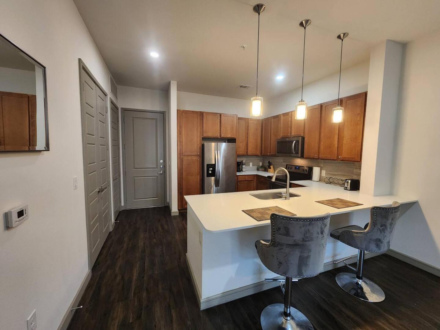 Apartment Elite Downtown Poolside Oasis