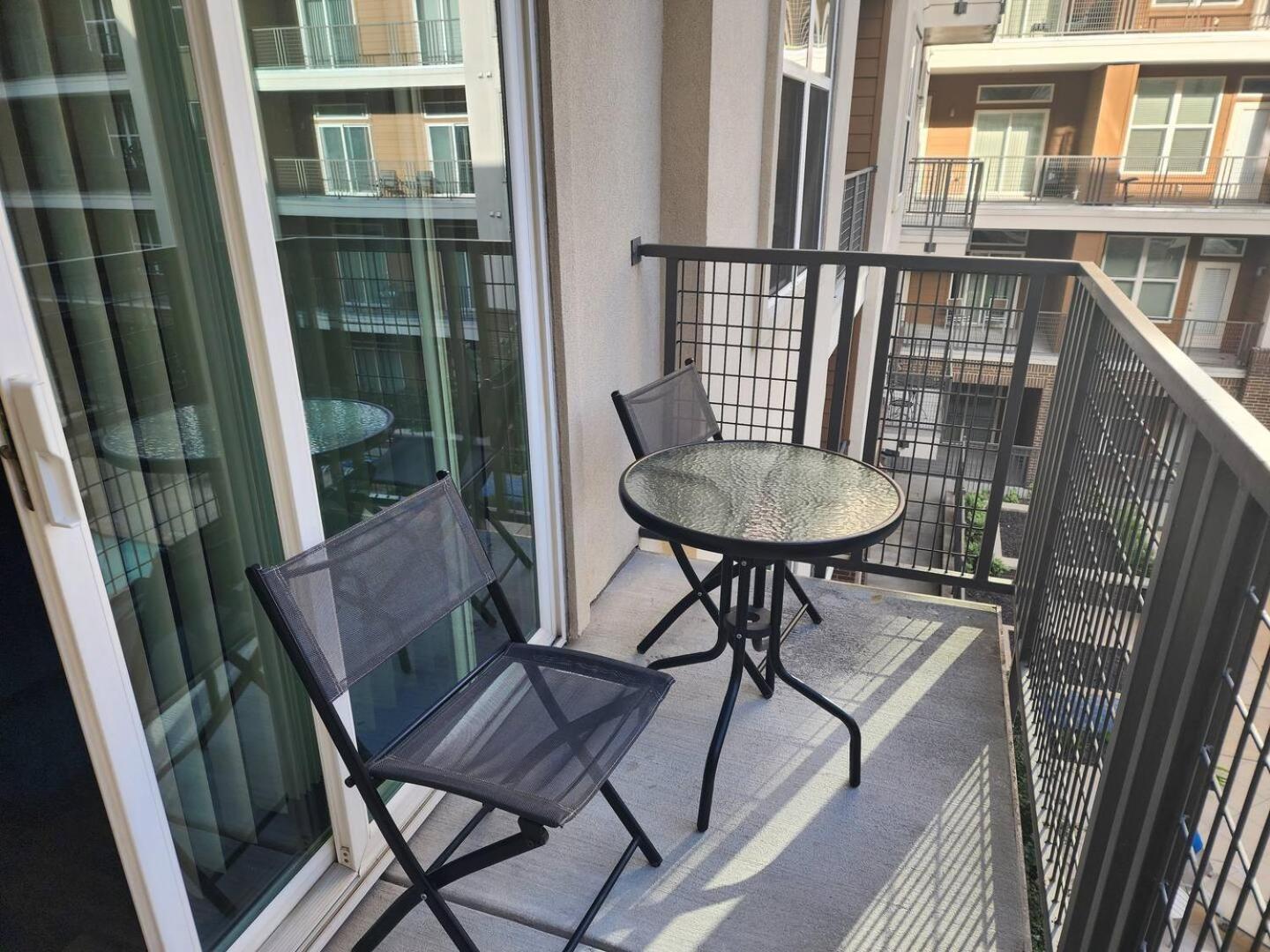 Elite Downtown Poolside Oasis Apartment *