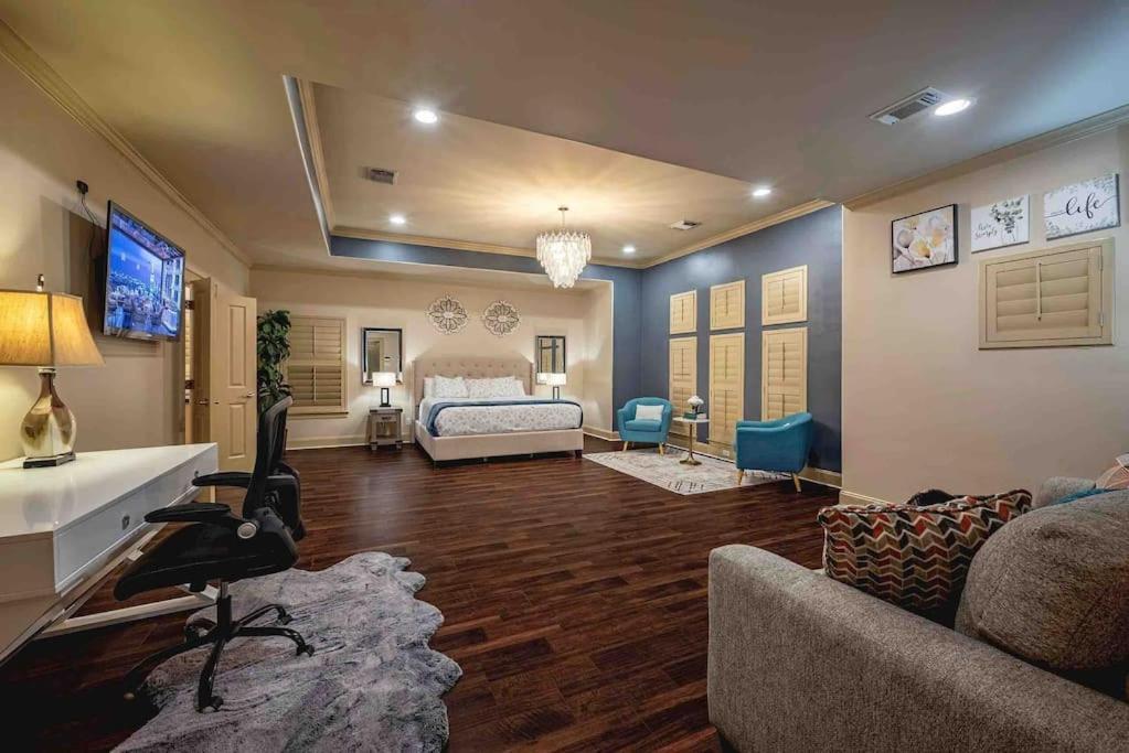 Walking Distance To Galleria Mall And River Oaks District Modern Houston