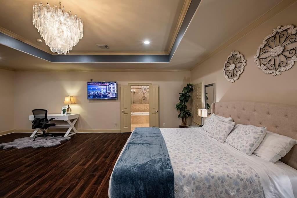 Walking Distance To Galleria Mall And River Oaks District Modern * Houston