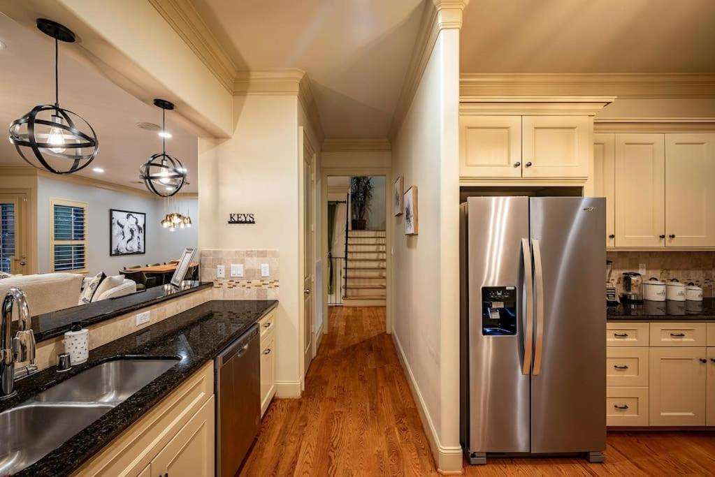 Walking Distance To Galleria Mall And River Oaks District Modern Houston
