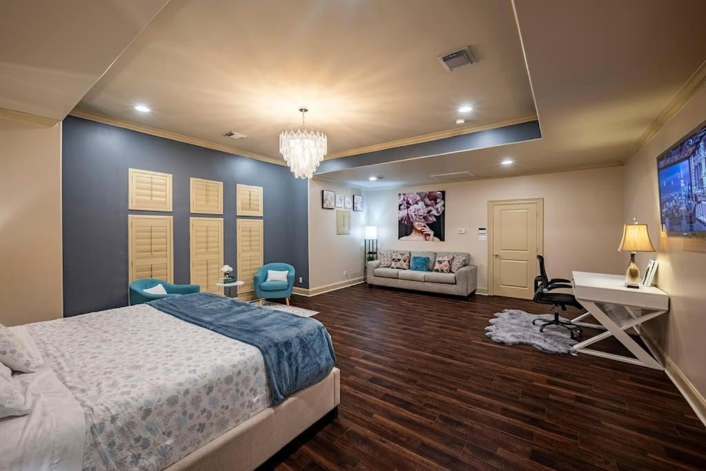 Walking Distance To Galleria Mall And River Oaks District Modern *