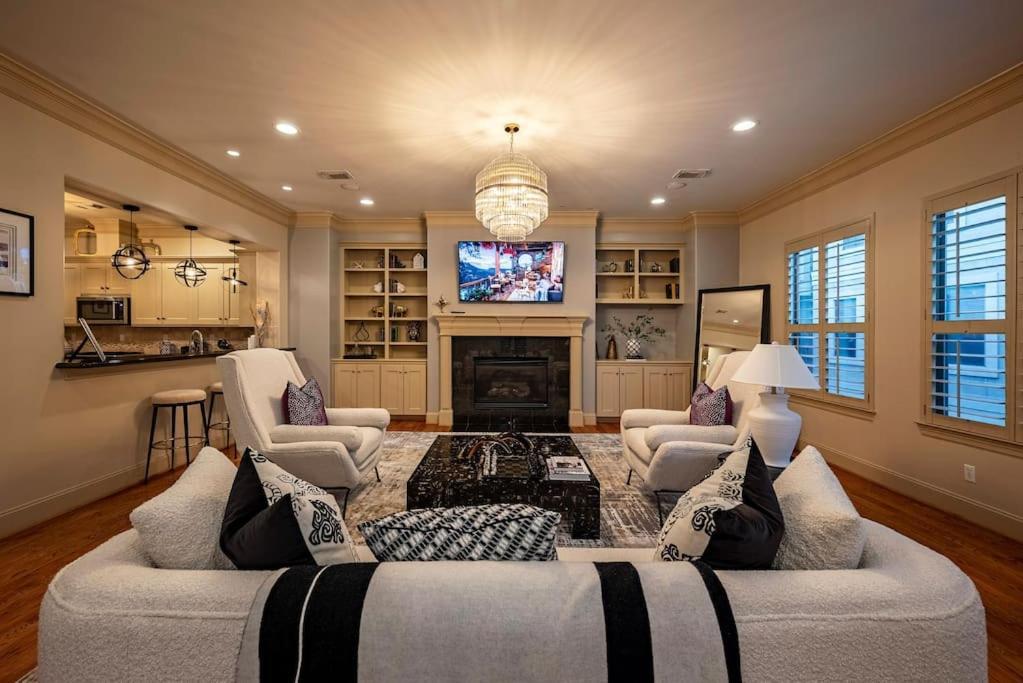 Walking Distance To Galleria Mall And River Oaks District Modern Houston