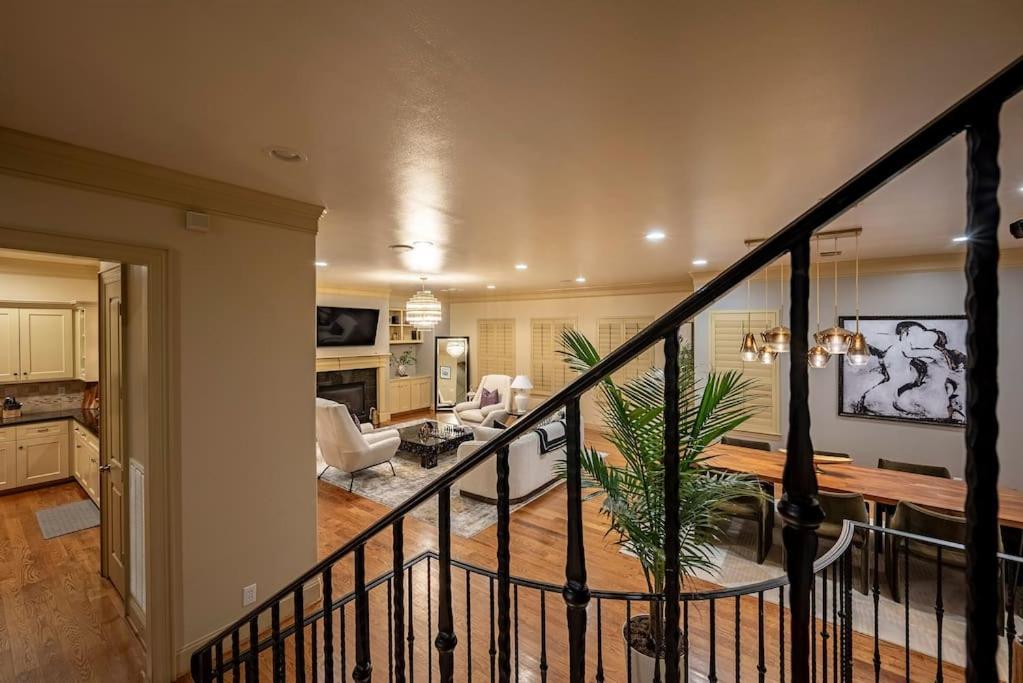 Walking Distance To Galleria Mall And River Oaks District Modern