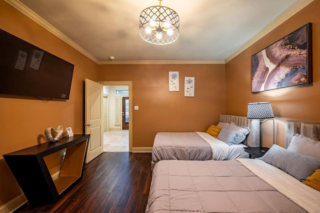 Walking Distance To Galleria Mall And River Oaks District Modern Holiday home *