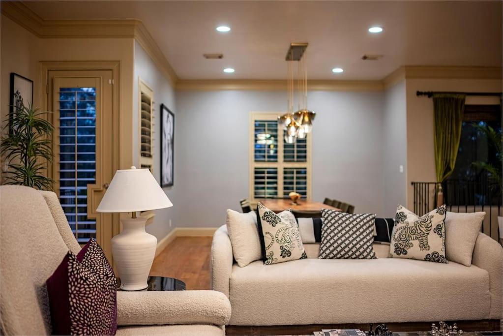 Walking Distance To Galleria Mall And River Oaks District Modern Holiday home Houston