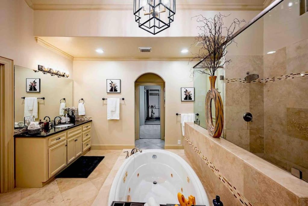 Walking Distance To Galleria Mall And River Oaks District Modern *