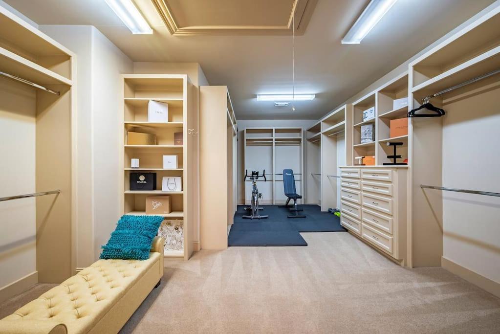 Walking Distance To Galleria Mall And River Oaks District Modern Holiday home