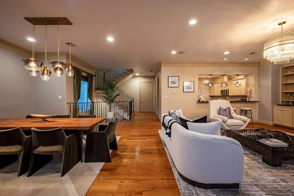 Walking Distance To Galleria Mall And River Oaks District Modern Holiday home Houston