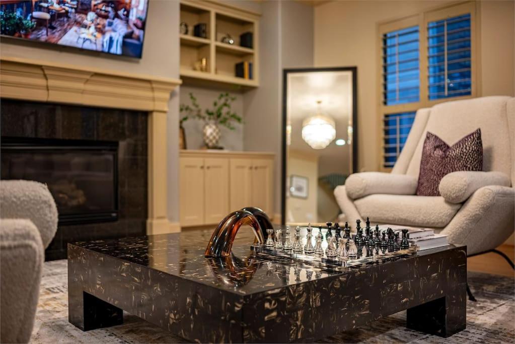 Walking Distance To Galleria Mall And River Oaks District Modern Holiday home