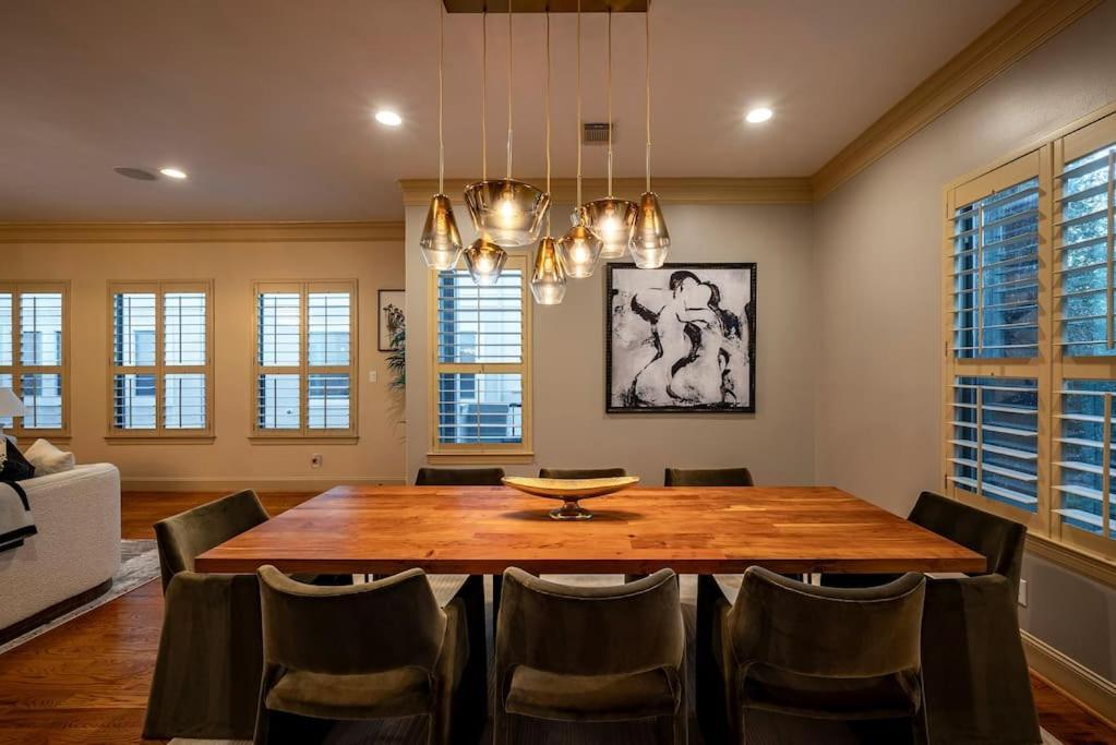 Walking Distance To Galleria Mall And River Oaks District Modern Holiday home *