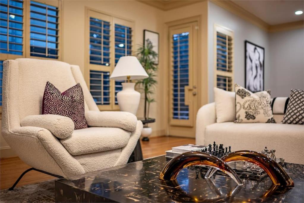 Walking Distance To Galleria Mall And River Oaks District Modern Houston
