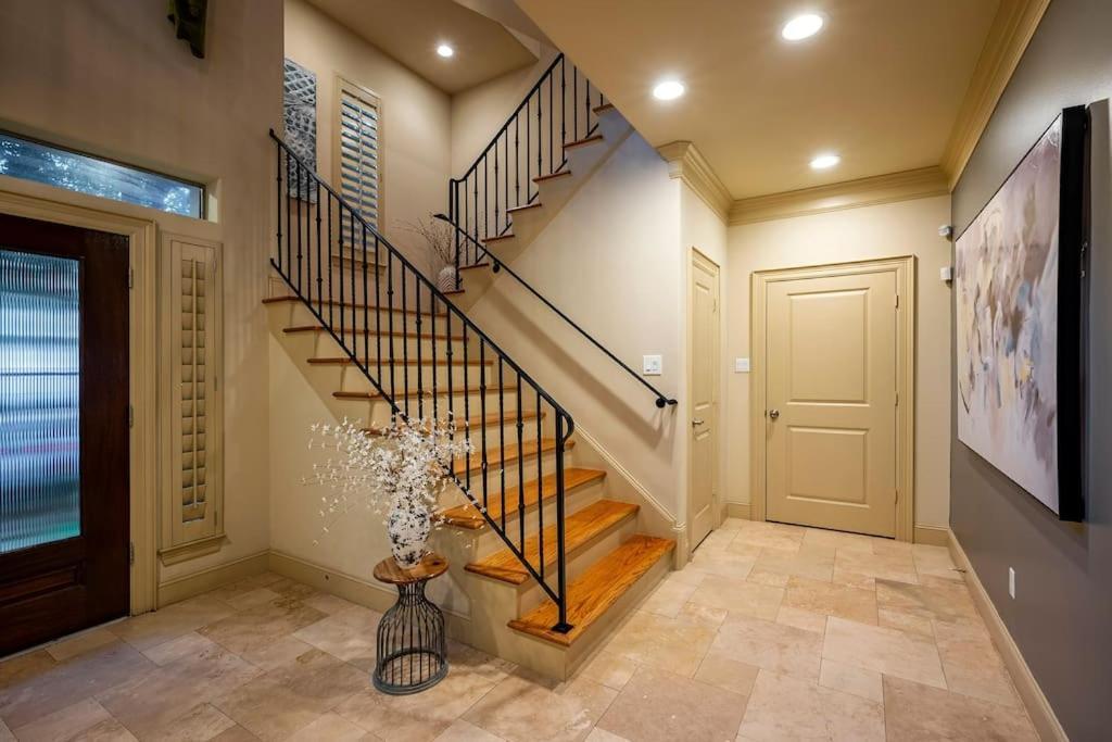 Walking Distance To Galleria Mall And River Oaks District Modern * Houston