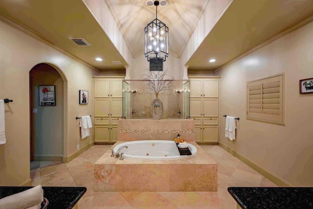 Walking Distance To Galleria Mall And River Oaks District Modern