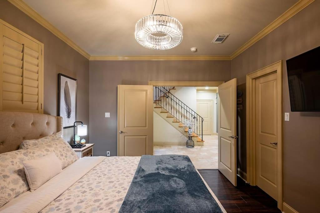 Walking Distance To Galleria Mall And River Oaks District Modern Holiday home *