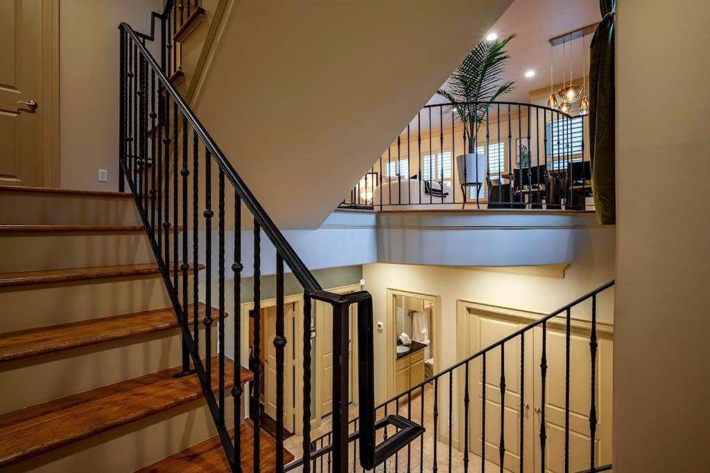 Walking Distance To Galleria Mall And River Oaks District Modern *