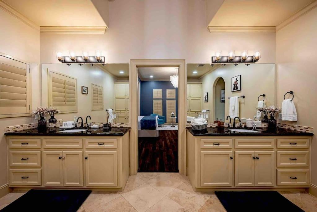 Walking Distance To Galleria Mall And River Oaks District Modern
