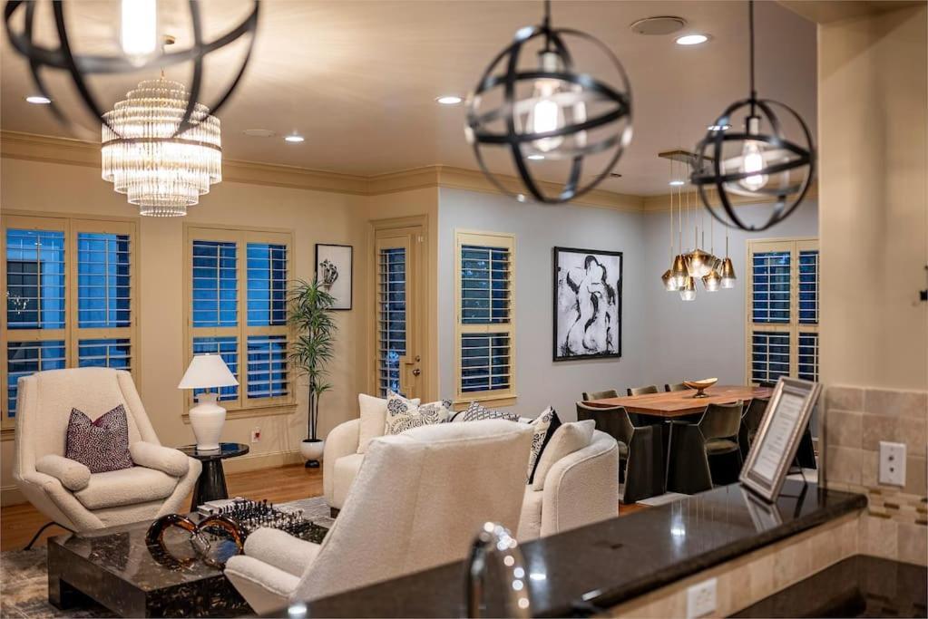 Walking Distance To Galleria Mall And River Oaks District Modern Holiday home *