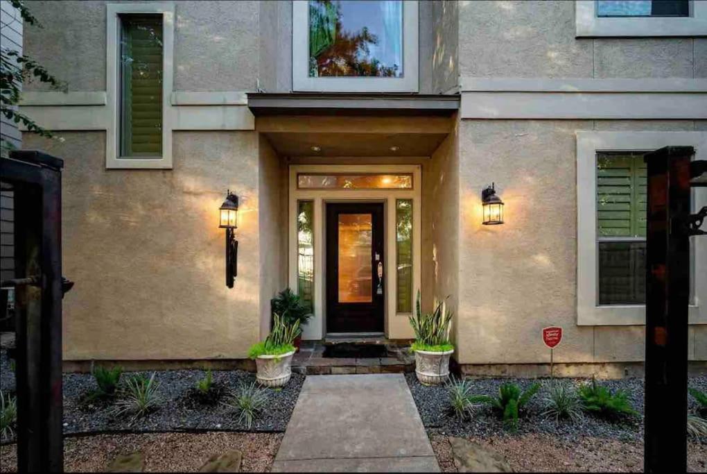 Walking Distance To Galleria Mall And River Oaks District Modern
